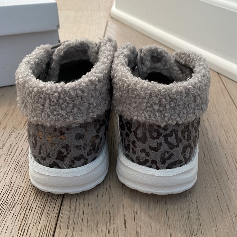 Slippers - Picture 3 of 5